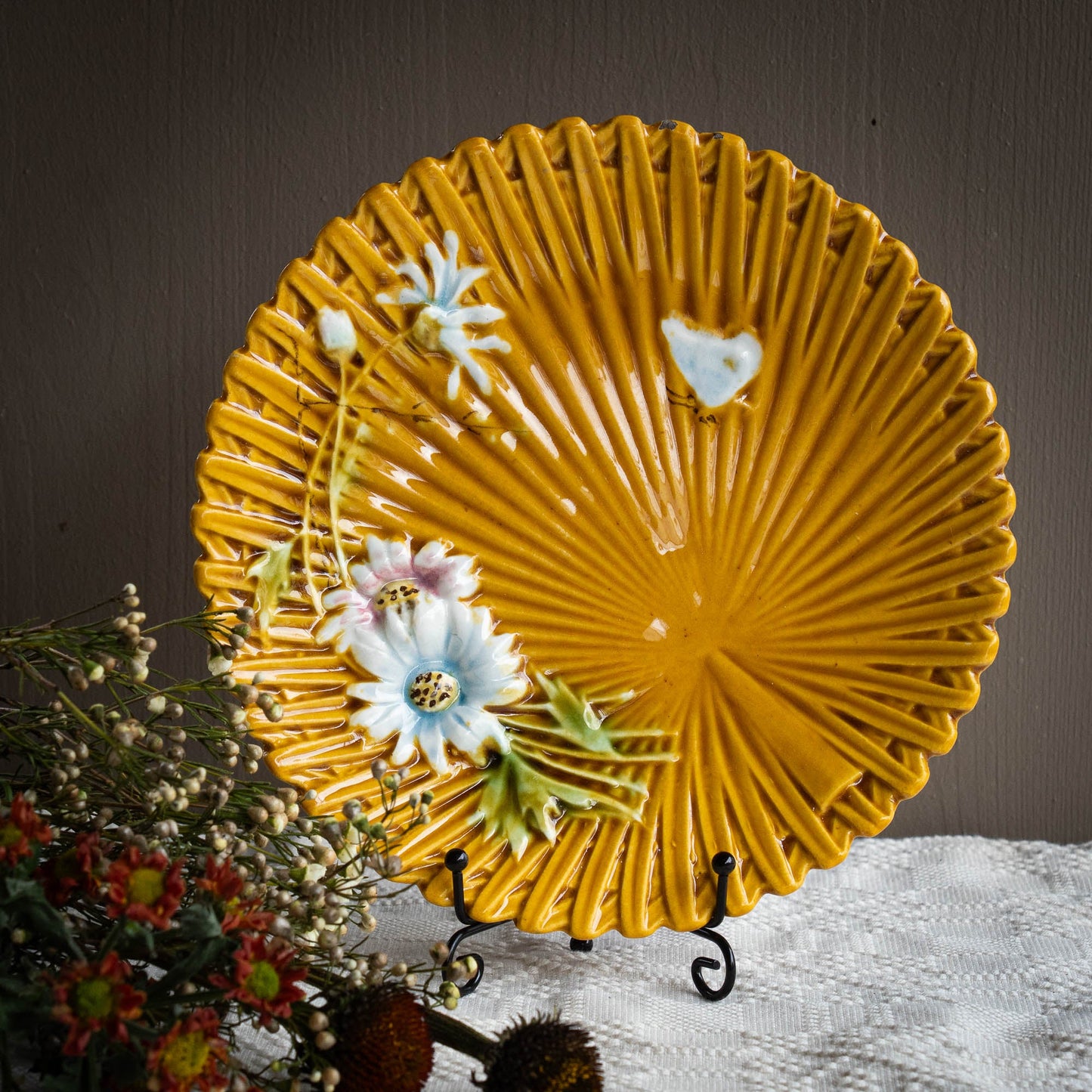 Antique Art Nouveau Yellow Majolica "Marguerite" Plate - SMF Schramberg - 1920s - The Vintage Tales