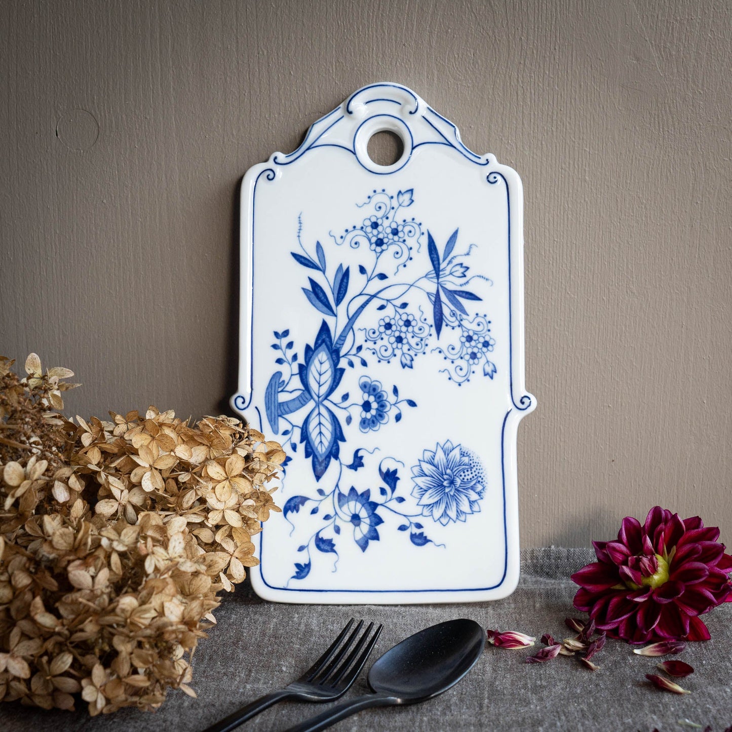 Breakfast Board - Blue Onion / Zwiebelmuster - Hutschenreuther Selb - c1950s - Dinner Plate - The Vintage Tales