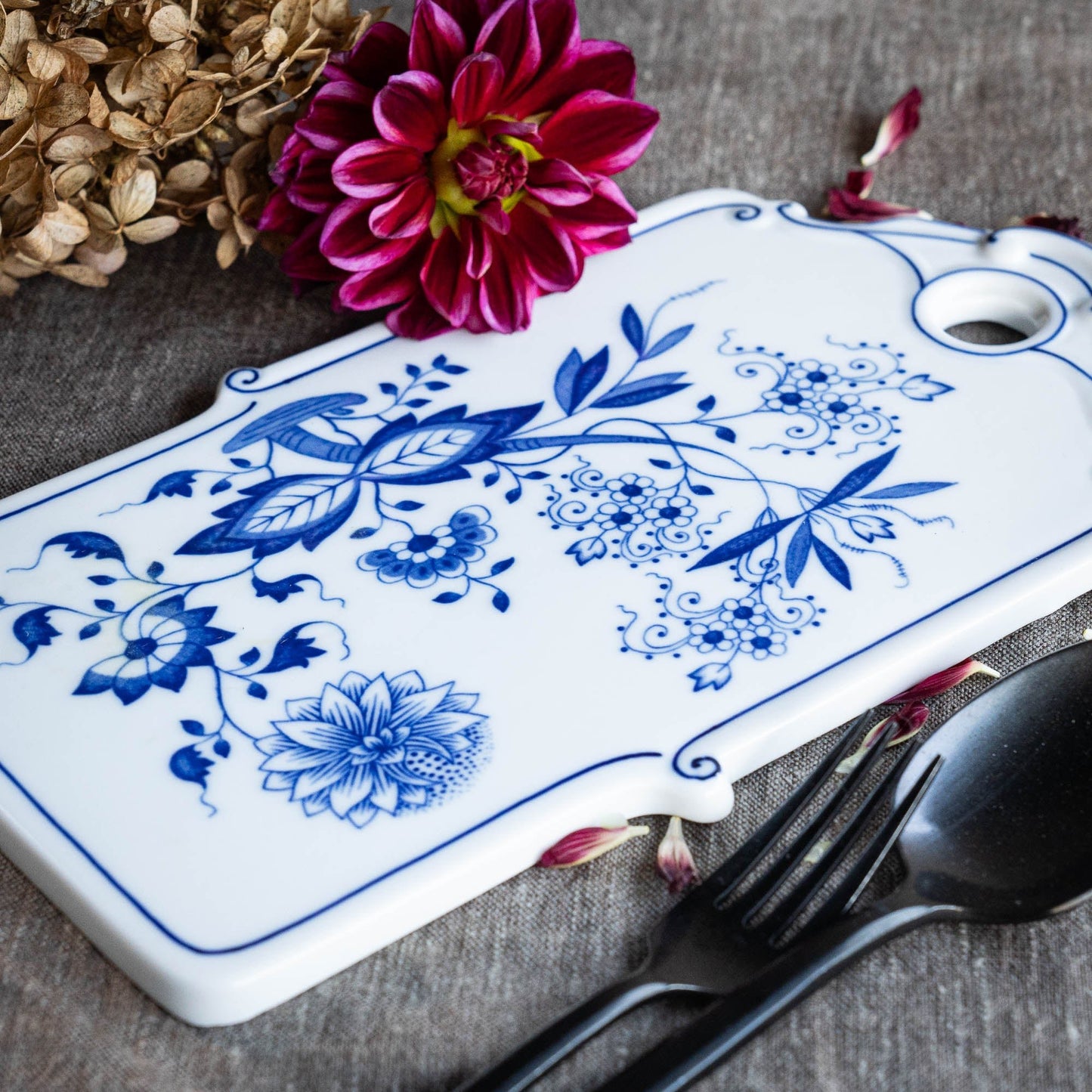 Breakfast Board - Blue Onion / Zwiebelmuster - Hutschenreuther Selb - c1950s - Dinner Plate - The Vintage Tales