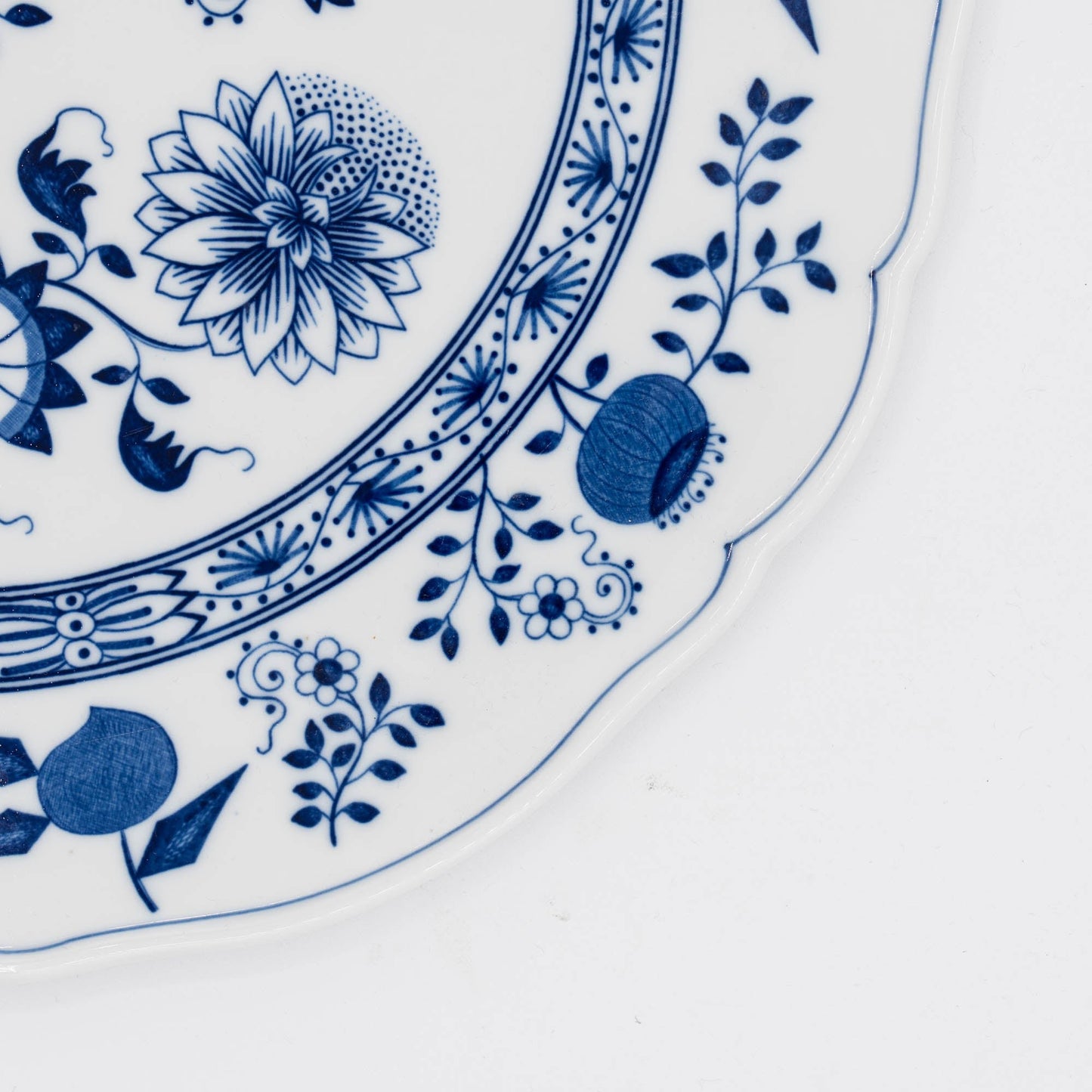 Large Round Cake Plate - Blue Onion / Zwiebelmuster - Hutschenreuther Selb - between 1968 and 1970 - Cake Plate - The Vintage Tales