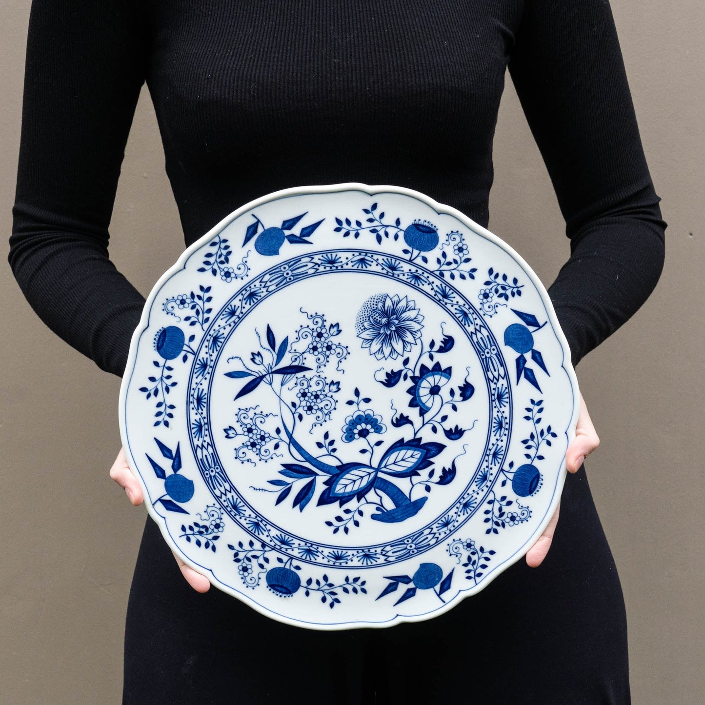 Large Round Cake Plate - Blue Onion / Zwiebelmuster - Hutschenreuther Selb - between 1968 and 1970 - Cake Plate - The Vintage Tales