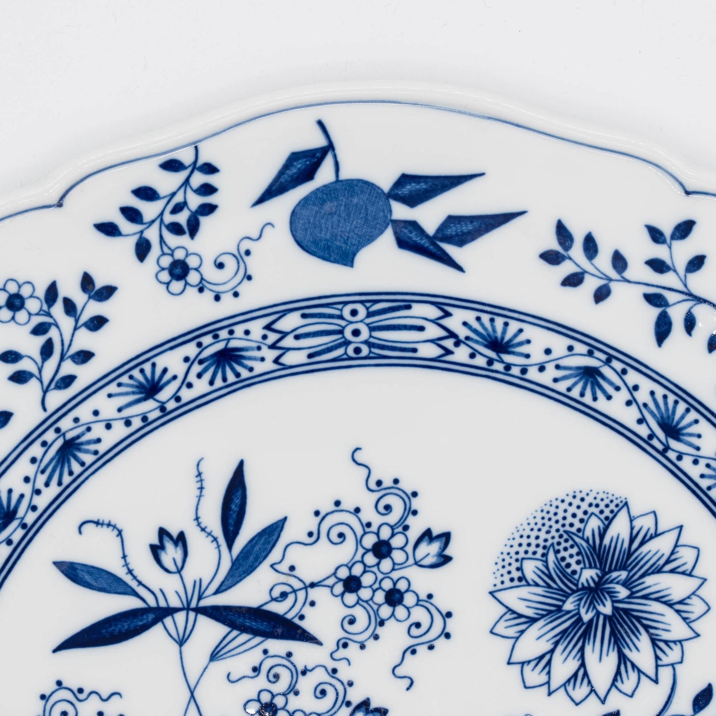 Large Round Cake Plate - Blue Onion / Zwiebelmuster - Hutschenreuther Selb - between 1968 and 1970 - Cake Plate - The Vintage Tales