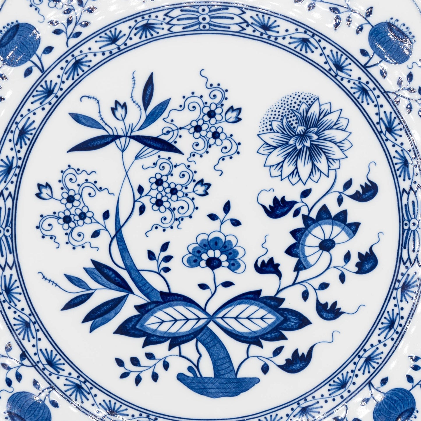 Large Round Cake Plate - Blue Onion / Zwiebelmuster - Hutschenreuther Selb - between 1968 and 1970 - Cake Plate - The Vintage Tales
