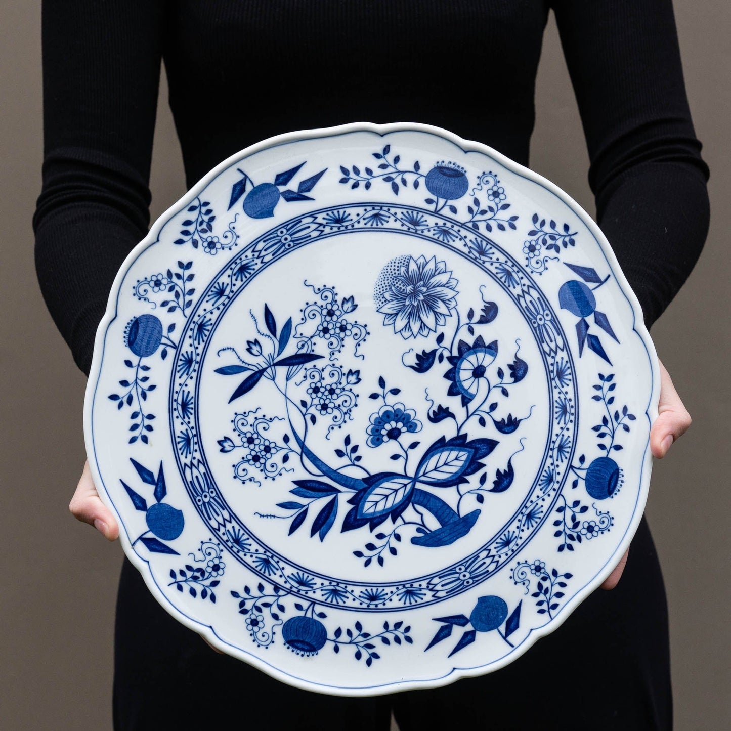 Large Round Cake Plate - Blue Onion / Zwiebelmuster - Hutschenreuther Selb - between 1968 and 1970 - Cake Plate - The Vintage Tales