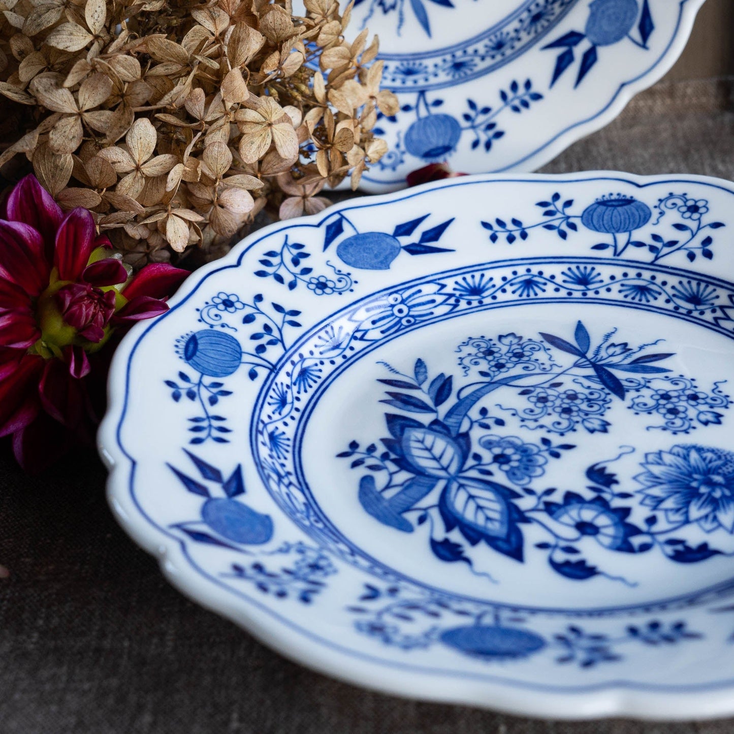 Set of two Vintage Dessert Plates - Blue Onion / Zwiebelmuster - A046 - Hutschenreuther Selb - c1950s - Dinner Plate - The Vintage Tales