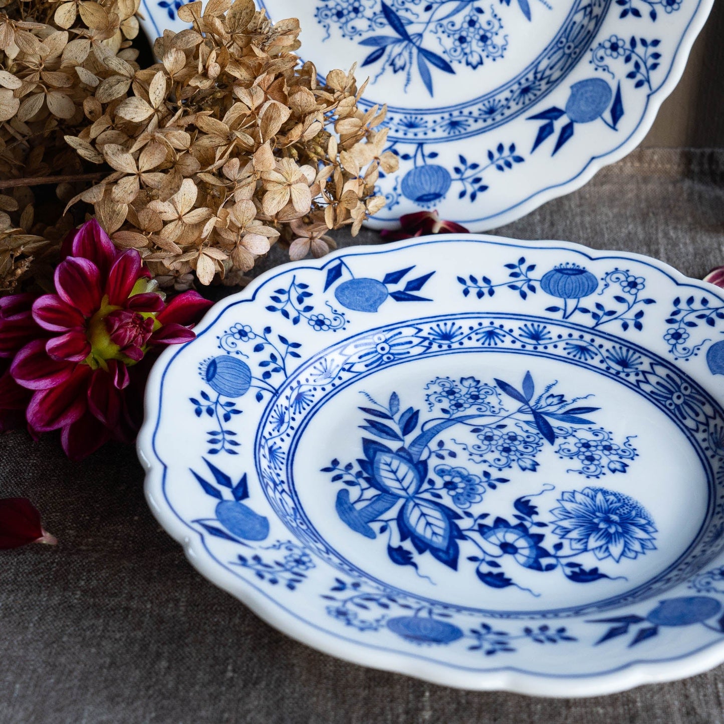 Set of two Vintage Dessert Plates - Blue Onion / Zwiebelmuster - A046 - Hutschenreuther Selb - c1950s - Dinner Plate - The Vintage Tales