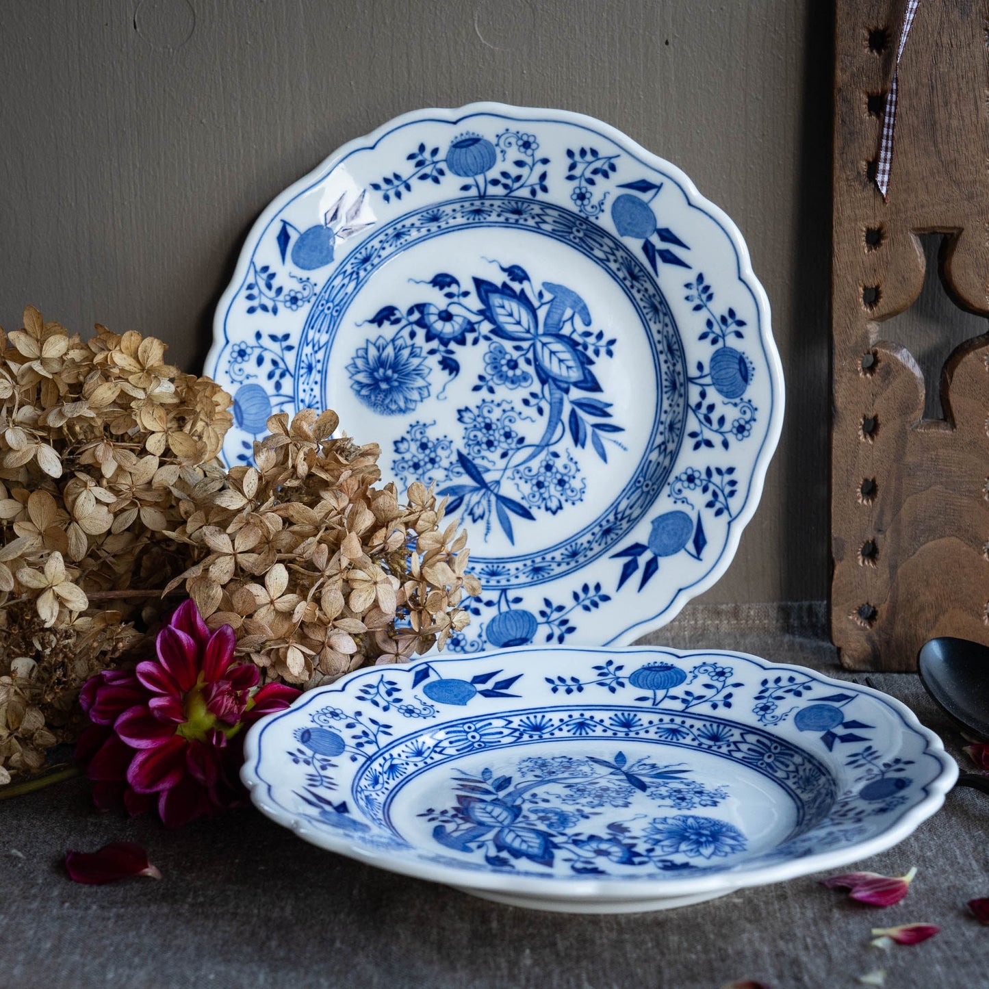 Set of two Vintage Dessert Plates - Blue Onion / Zwiebelmuster - A046 - Hutschenreuther Selb - c1950s - Dinner Plate - The Vintage Tales