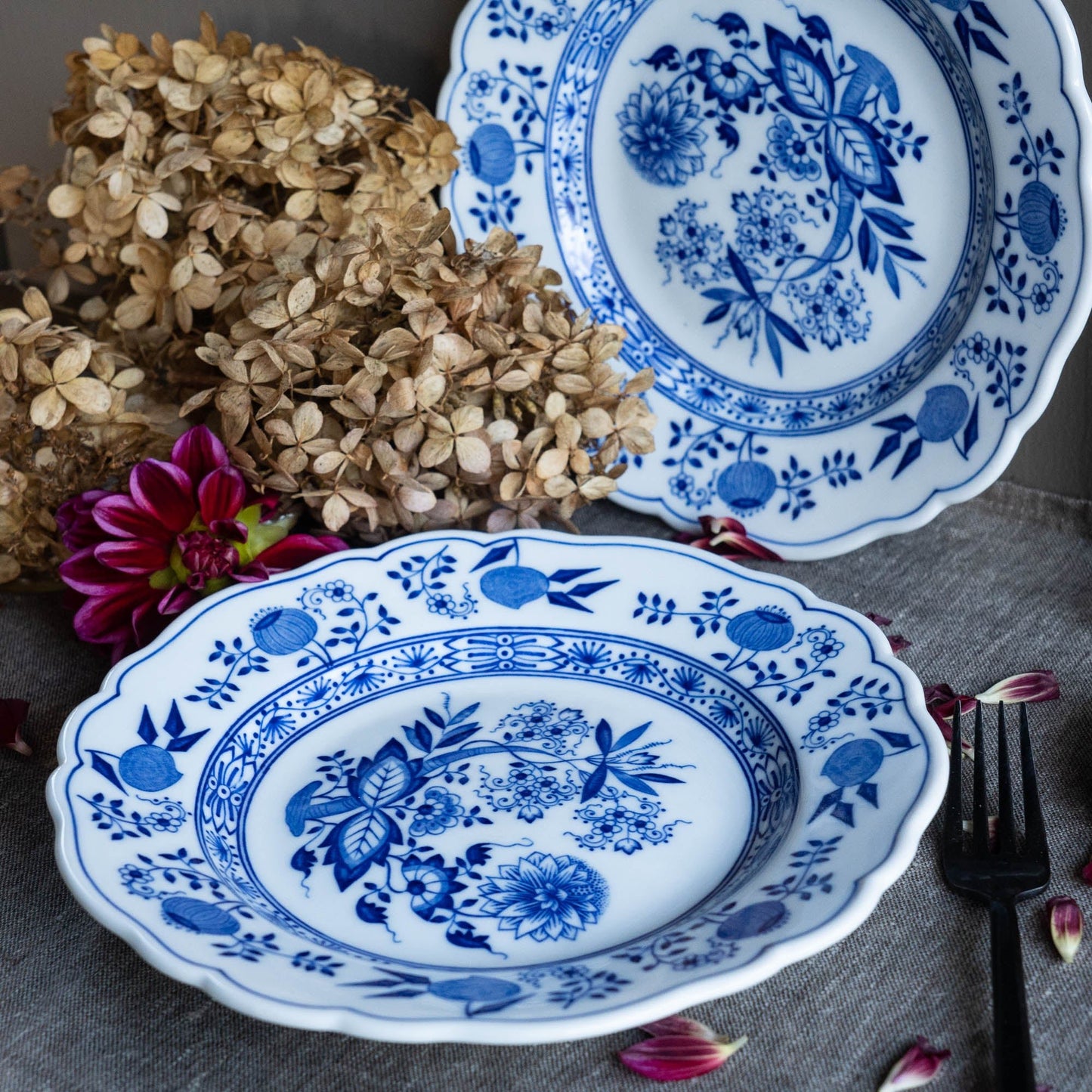 Set of two Vintage Dessert Plates - Blue Onion / Zwiebelmuster - A046 - Hutschenreuther Selb - c1950s - Dinner Plate - The Vintage Tales
