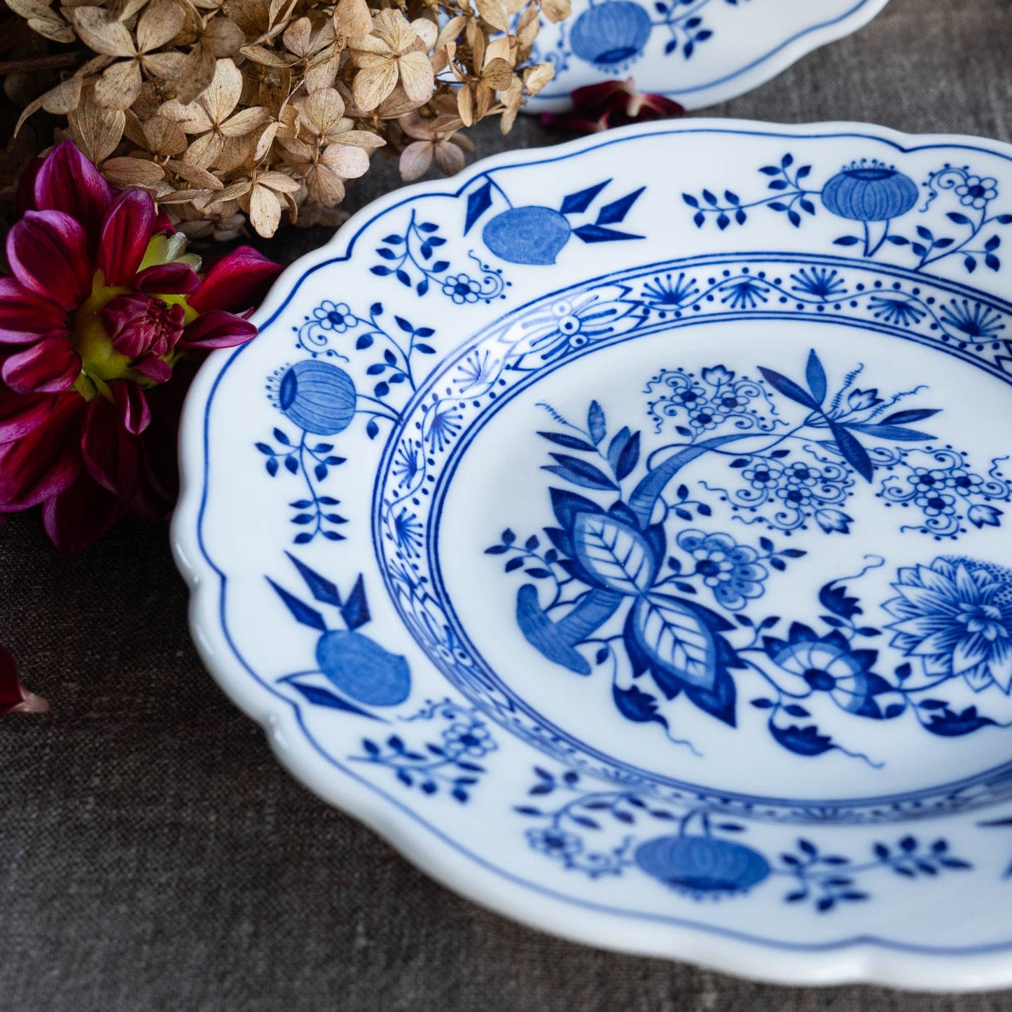Set of two Vintage Dessert Plates - Blue Onion / Zwiebelmuster - A046 - Hutschenreuther Selb - c1950s - Dinner Plate - The Vintage Tales