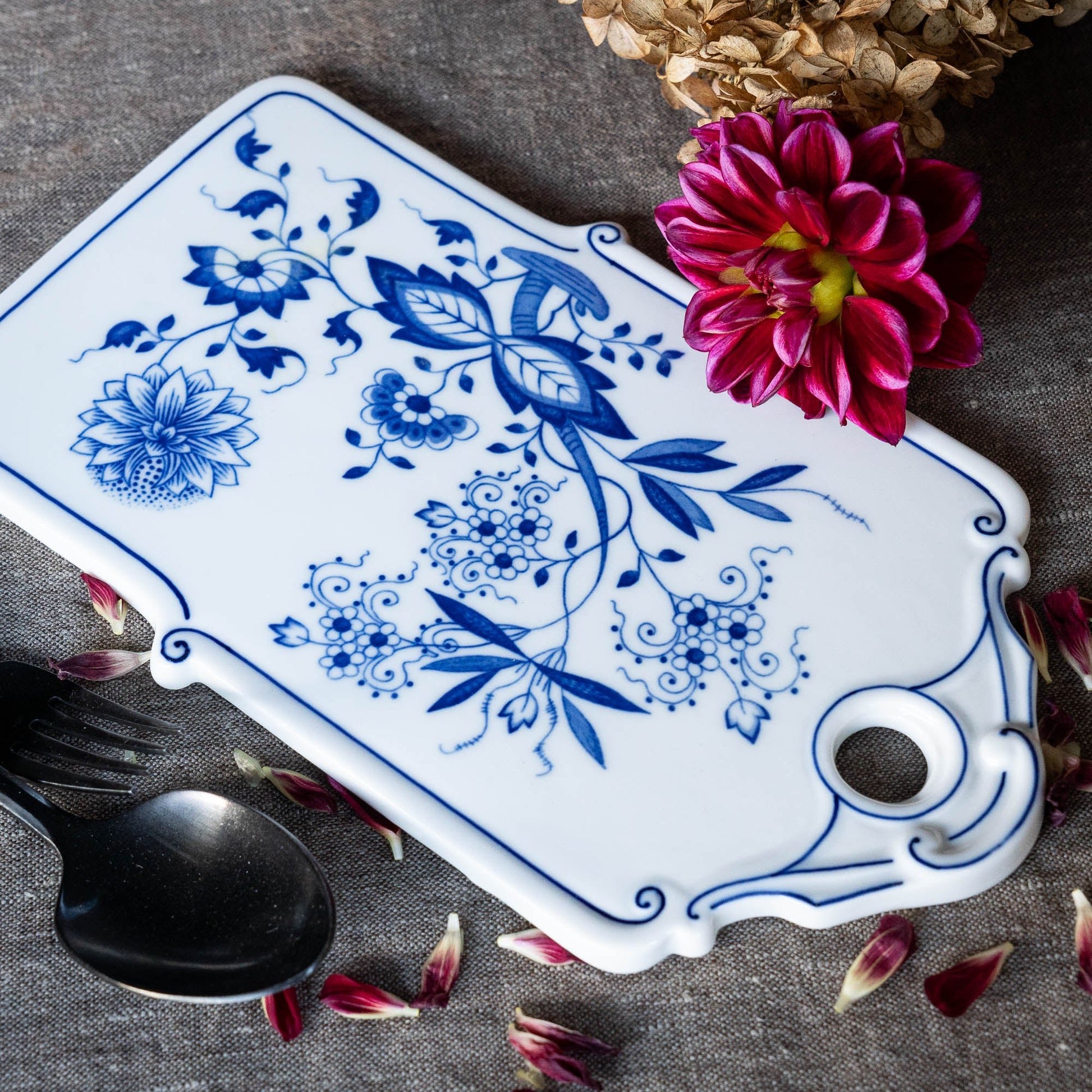 Breakfast Board - Blue Onion / Zwiebelmuster - Hutschenreuther Selb - c1950s - Dinner Plate - The Vintage Tales