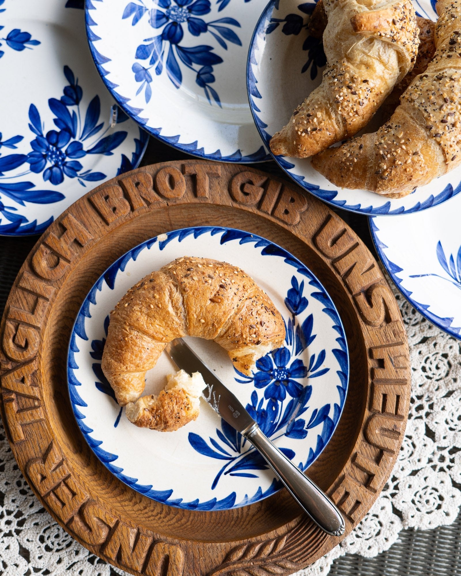 “Yette” Blue & White Plates - Set of 5 - Sarreguemines - 1930s–40s - Cake Plate - The Vintage Tales